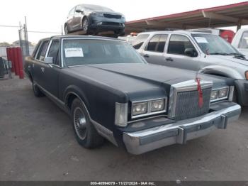  Salvage Lincoln Towncar