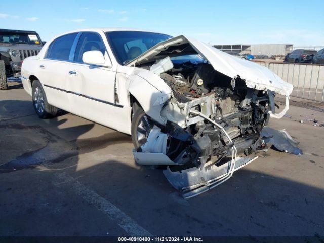  Salvage Lincoln Towncar