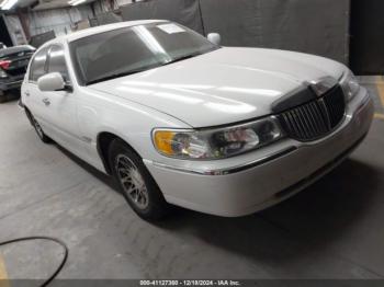  Salvage Lincoln Towncar