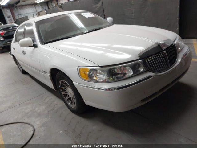  Salvage Lincoln Towncar