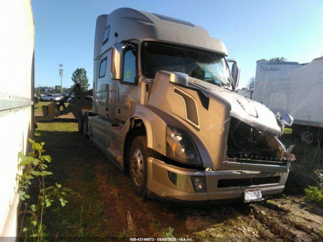  Salvage Volvo Vn