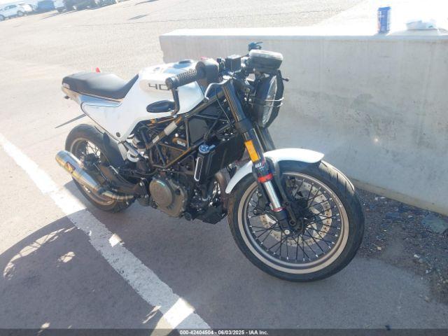  Salvage Husqvarna Vitpilen 401 Svartpilen 4