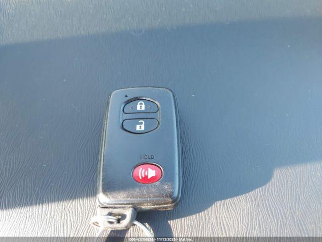 Toyota Prius Two Image 2