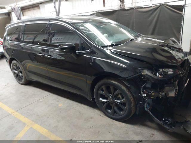 Chrysler Pacifica Limited Image 16