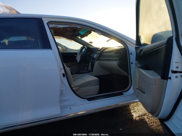 Toyota Camry Le Image 4