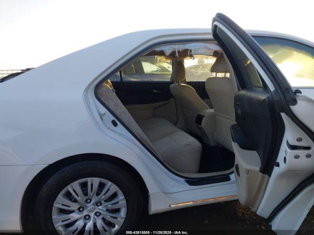 Toyota Camry Le Image 6