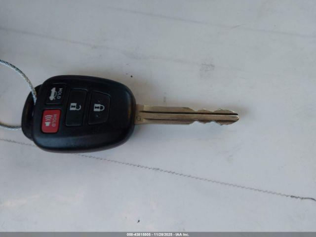 Toyota Camry Le Image 12