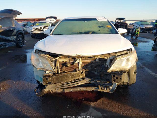 Toyota Camry Le Image 9