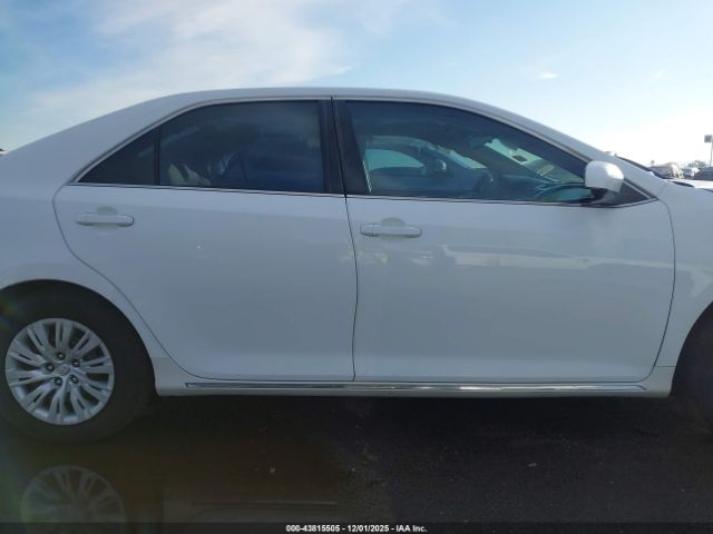 Toyota Camry Le Image 10