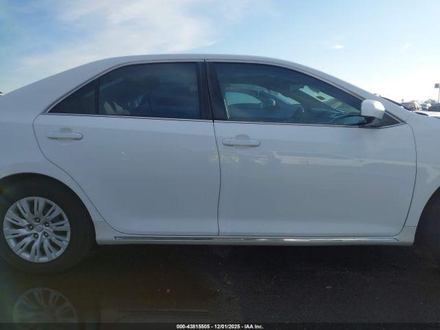 Toyota Camry Le Image 10