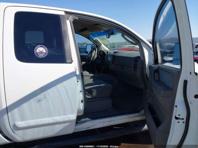 Nissan Titan Se Image 9