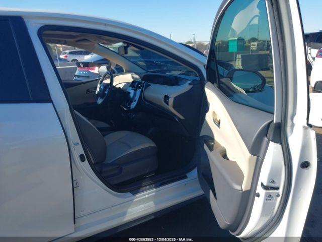 Toyota Prius Four Image 10