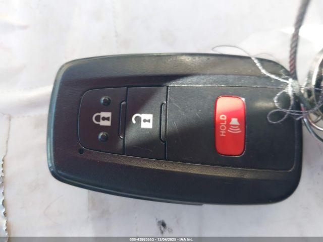 Toyota Prius Four Image 12