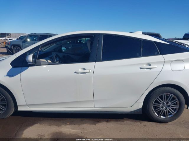 Toyota Prius Four Image 11