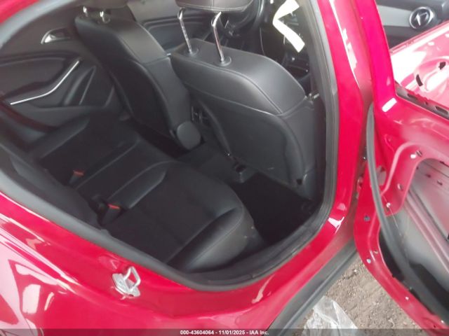 Mercedes-Benz GLA 4matic Image 16