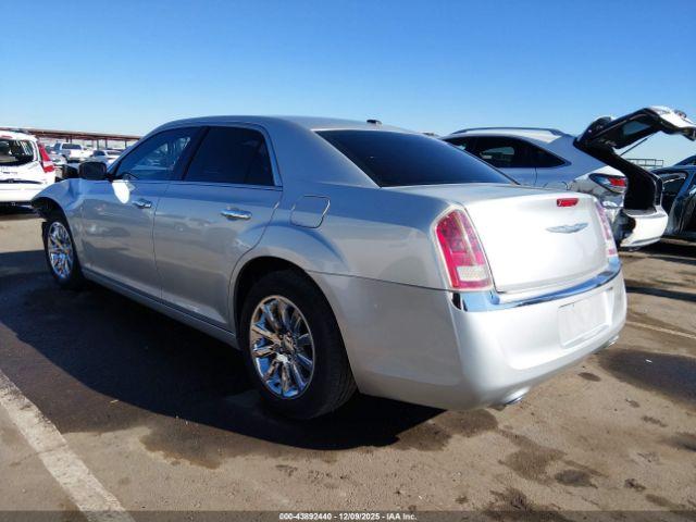 Chrysler 300 Limited Image 14