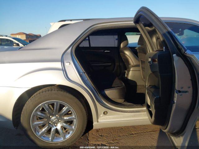 Chrysler 300 Limited Image 7