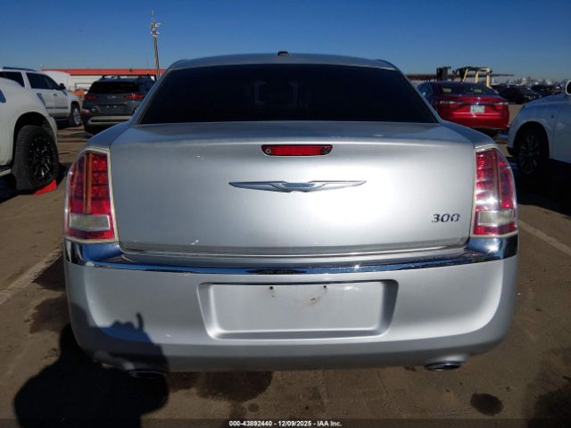 Chrysler 300 Limited Image 15
