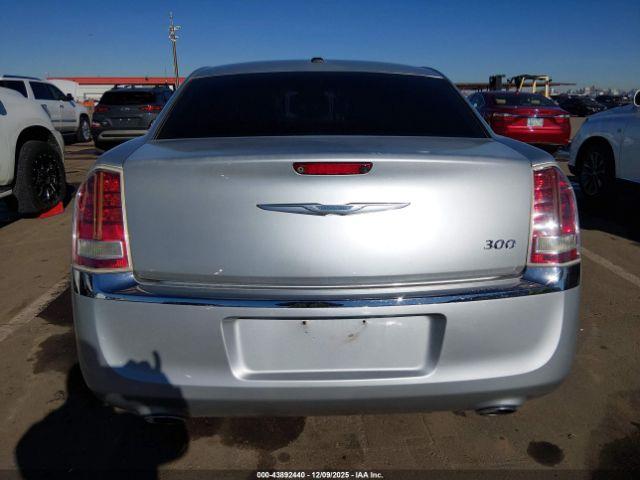 Chrysler 300 Limited Image 15