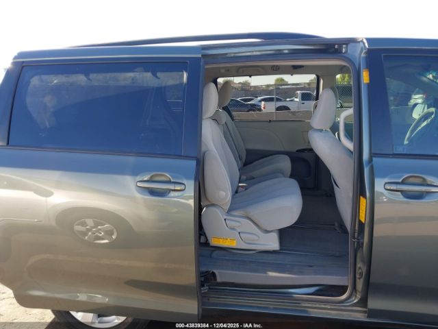 Toyota Sienna Le V6 8 Passenger Image 6