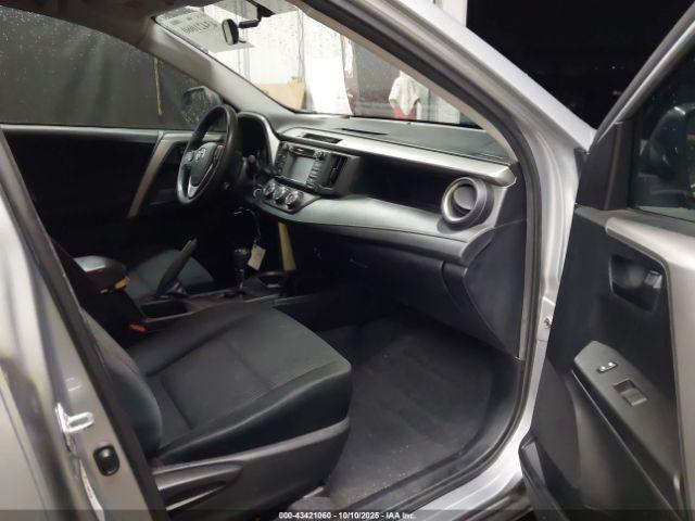 Toyota RAV4 Le Image 4