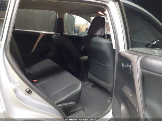 Toyota RAV4 Le Image 10