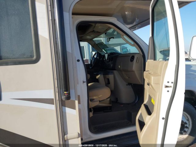 Ford E-350 Image 11