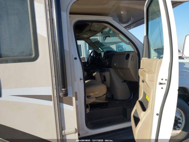 Ford E-350 Image 11