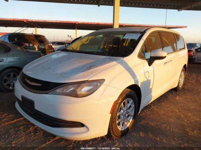 Chrysler Pacifica Touring Image 3