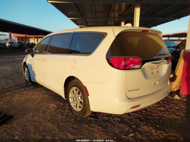 Chrysler Pacifica Touring Image 2