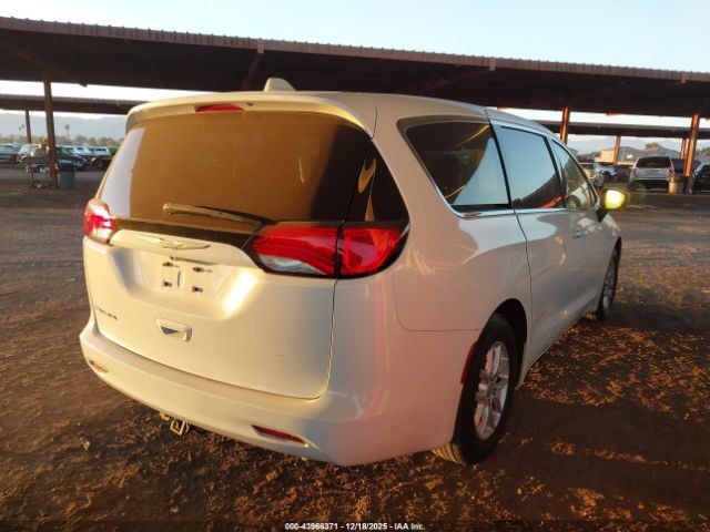 Chrysler Pacifica Touring Image 13