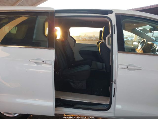 Chrysler Pacifica Touring Image 14