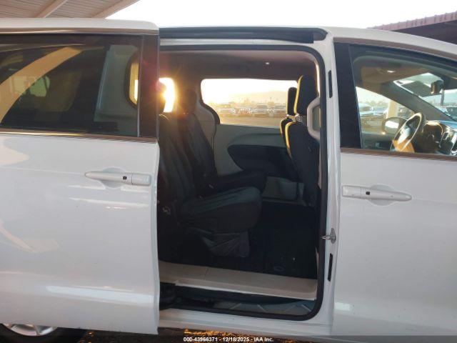 Chrysler Pacifica Touring Image 14