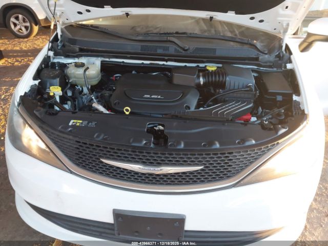 Chrysler Pacifica Touring Image 5