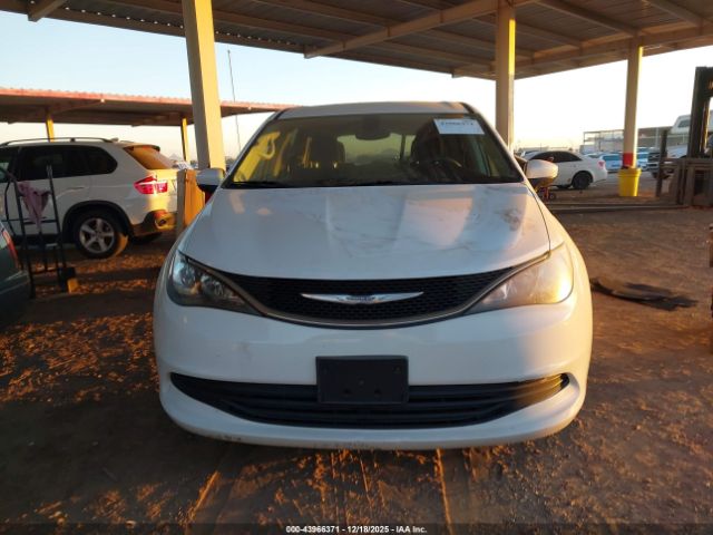 Chrysler Pacifica Touring Image 11