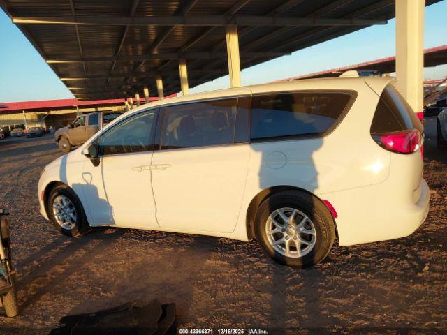 Chrysler Pacifica Touring Image 8