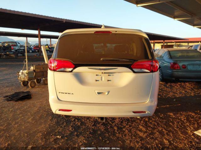 Chrysler Pacifica Touring Image 15