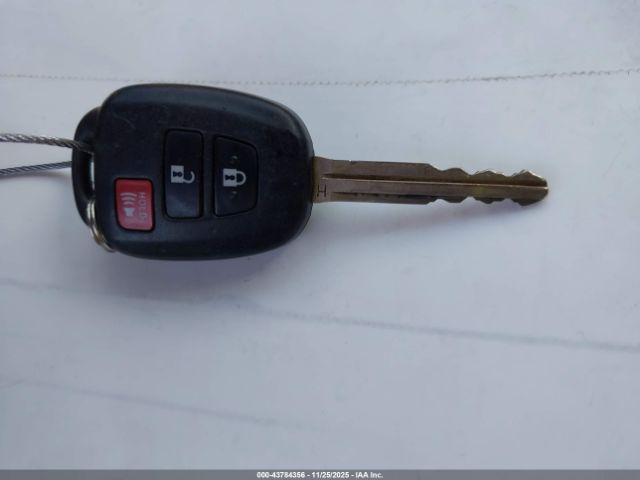 Toyota RAV4 Le Image 8