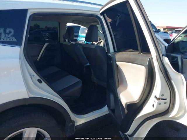 Toyota RAV4 Le Image 6