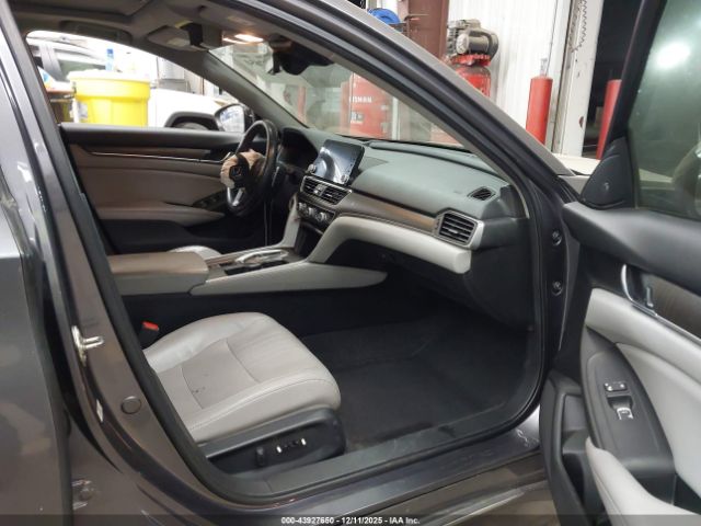 Honda Accord Touring 2.0t Image 16