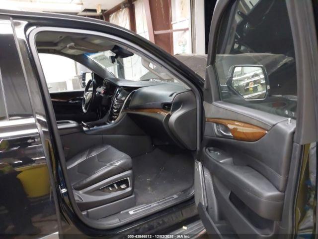 Cadillac Escalade Luxury Image 3