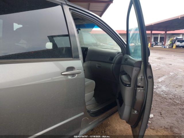 Toyota Sienna Le Image 8