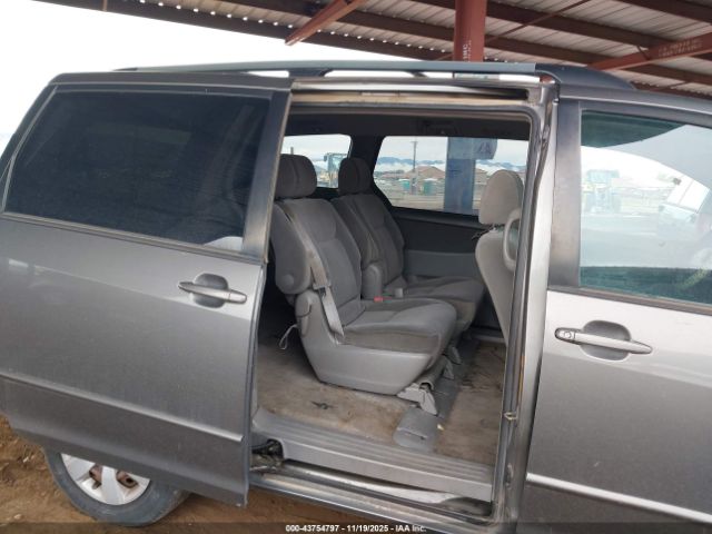 Toyota Sienna Le Image 9