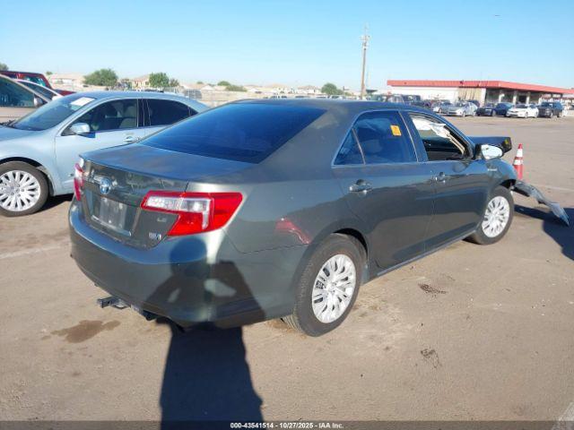 Toyota Camry Le Image 8