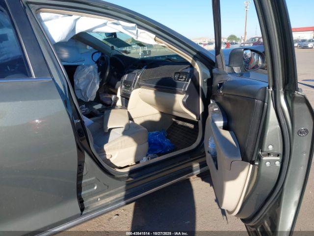 Toyota Camry Le Image 6