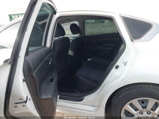 Nissan Altima Image 10