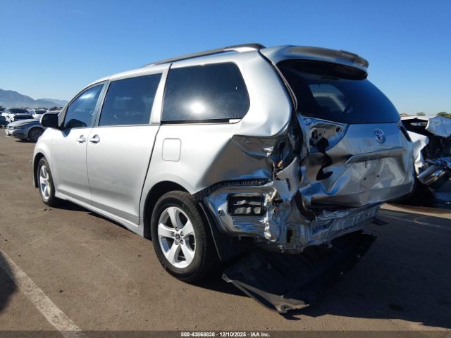 Toyota Sienna Le Image 2