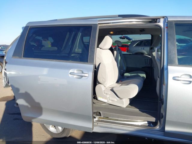 Toyota Sienna Le Image 5