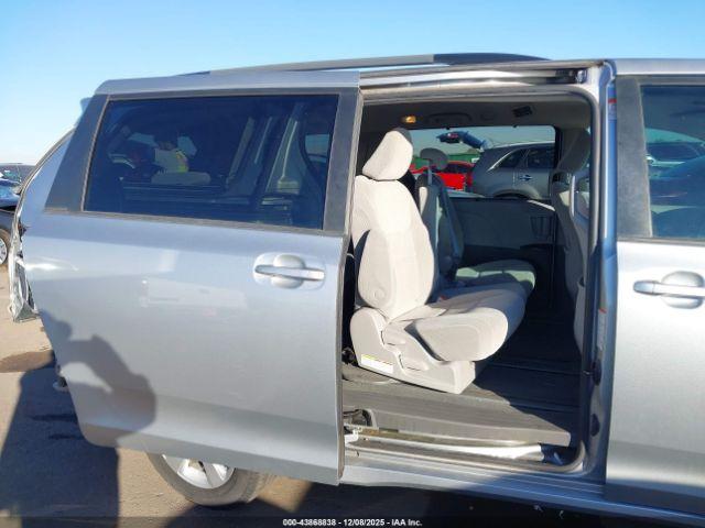 Toyota Sienna Le Image 5