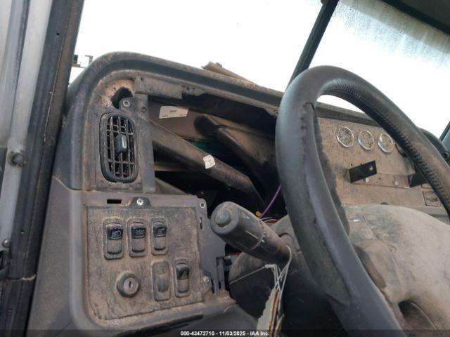 Peterbilt 384 Image 6
